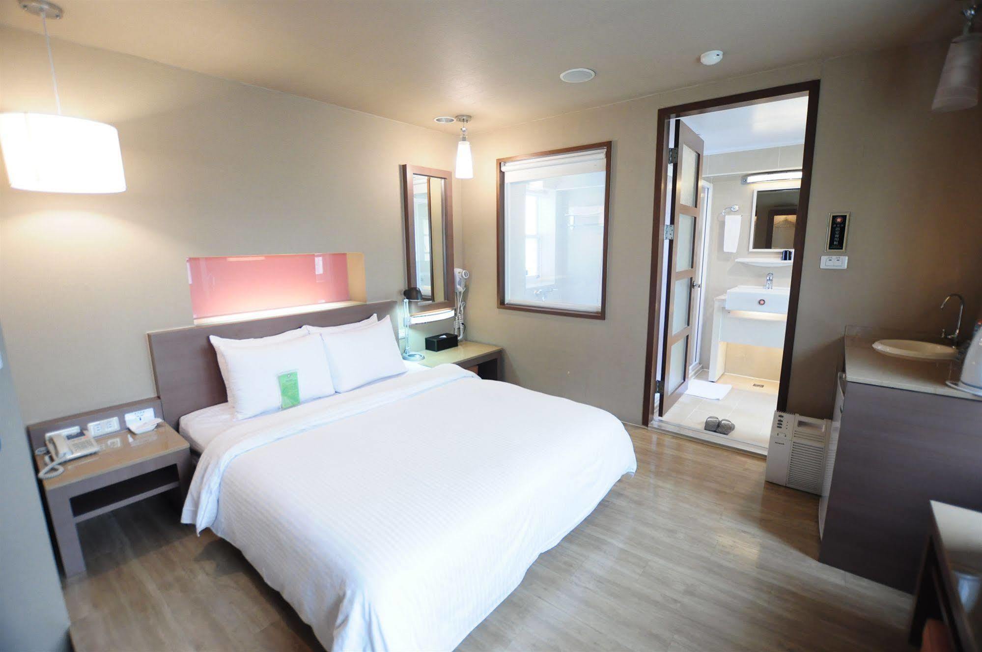 Kindness Hotel - Hanshen Kaohsiung Eksteriør billede